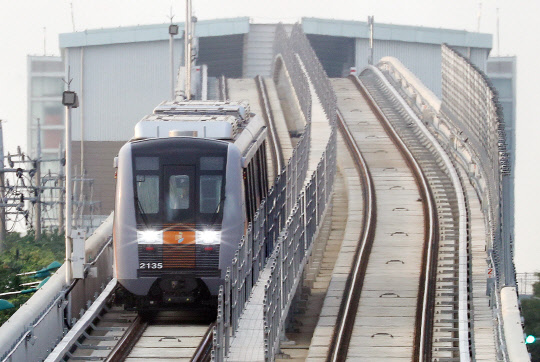19일 오후 인천시 서구 인천지하철 2호선 검바위역 인근에서 전동차가 시험운행되고 있다. 30일 개통을 앞둔 인천지하철 2호선 전동차는 자동 무인시스템으로 운행되며 서구 검단오류역에서 남동구 운연역까지 29.2km 구간 27개 역을 연결한다. 2량 1편성으로 운영되기 때문에 승차 정원은 206명, 최대 수용 능력은 278명이다.
